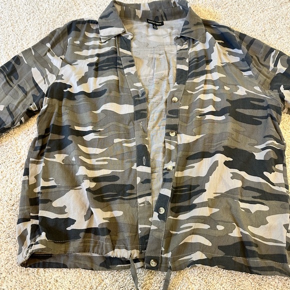 Camo top size large - Picture 1 of 3